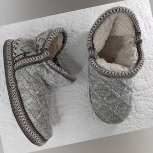 Muk Luks | Gray Knit Pull On Booties Slippers | Women's Size Medium